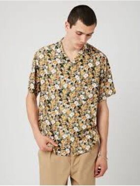 Portuguese Flannel camo flower shirt features Short-Sleeve Floral Button-Up SzL